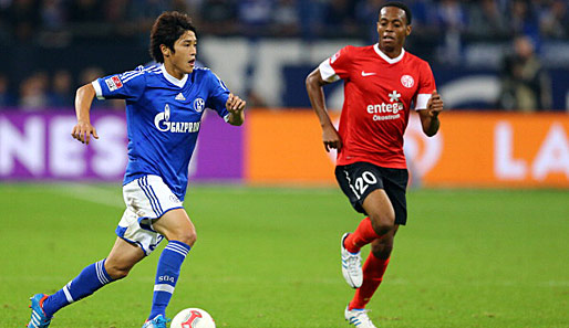 Der Mainzer Junior Diaz (r.) im Duell mit Atsuto Uchida (l.) vom FC Schalke 04