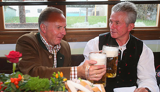 Ein Prost auf die Tabellenführung: Karl-Heinz Rummenigge und Trainer Jupp Heynckes (r.)