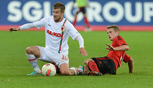 Bayers Lars Bender (r.) im Duell gegen Daniel Baier (r.) vom FC Augsburg