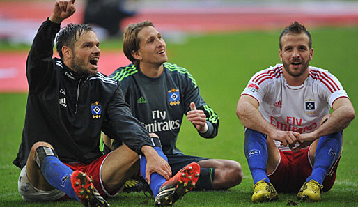 Rene Adler (M.) mit Heiko Westermann (l.) und Rafael van der Vaart (r.) vom Hamburger SV