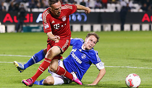 Benedikt Höwedes - am Boden gegen Bayerns Franck Ribery - war von der Leistung sehr enttäuscht