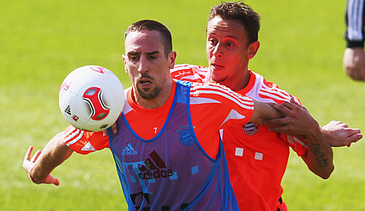 Franck Ribery (l.) - hier im Duell mit Rafinha (r.) - richtet die volle Konzentration auf den FC Bayern