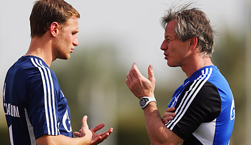 Schalke-Coach Jens Keller (r.) - im Gespräch mit Kapitän Benedikt Höwedes (l.) - hat hohe Ziele