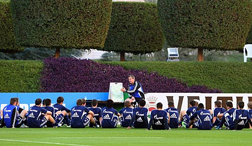Trainingslager in Doha: Schalke-Coach Jens Keller erklärt dem Team die taktische Ausrichtung