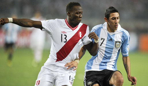Der peruanische Nationalspieler Luis Advincula (l.) im Zweikampf mit Argentiniens Angel Di Maria