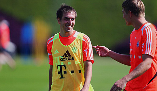 Spaß muss sein: Im Trainingslager in Doha lacht Philipp Lahm (l.) mit Toni Kroos (r.)