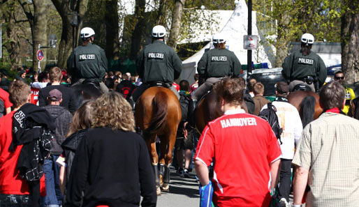 Beim Freitagsspiel zwischen Schalke und Hannover konnte die Polizei schlimmeres verhindern