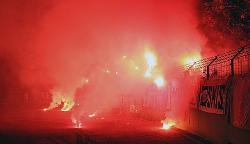 Rund 300 Hannover-Fans zündeten vor dem Nordderby bengalische Feuer