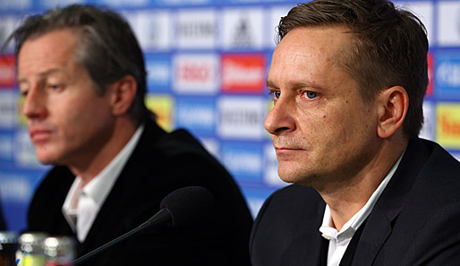 Schalke-Manager Horst Heldt (r.) stärkt dem in der Kritik stehenden Jens Keller (l.) den Rücken