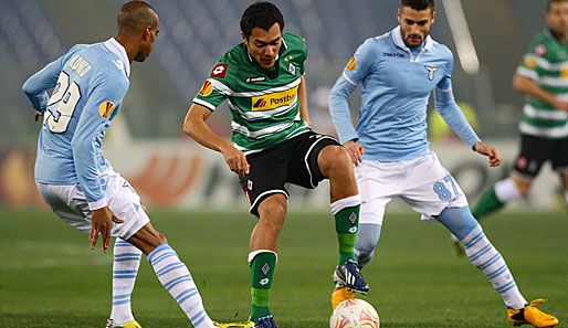 Juan Arango (M.) erhielt im Spiel gegen Lazio Rom einen Tritt an den Knöchel