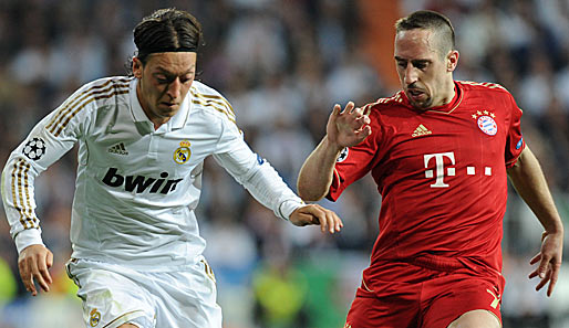 Franck Ribery (r.) im Duell mit Mesut Özil von Real Madrid