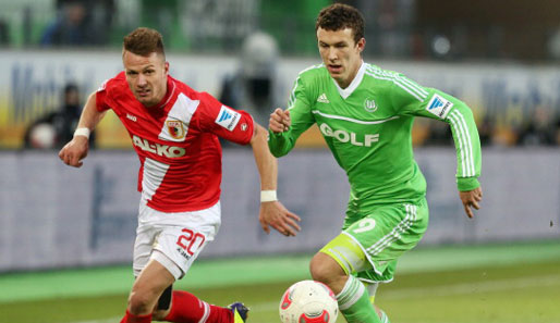 Ronny Philp vom FC Augsburg musste mit Verdacht auf Außenbandriss vom Platz
