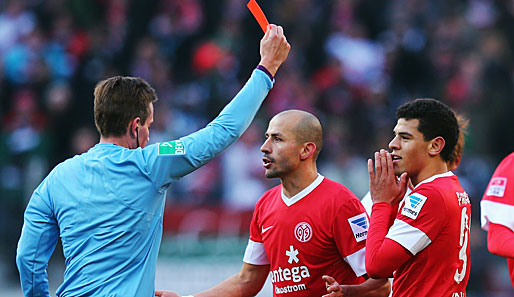 Mainz' Shawn Parker (r.) war mit der Schiedsrichter-Entscheidung nicht einverstanden