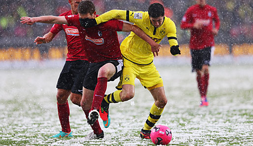 Bereits im Oktober hatte man in Freiburg mit dem Schnee zu kämpfen - Dortmund gewann 2:0