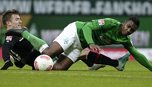 Werder Bremen - rechts Eljero Elia - rutschte in der Tabelle bis auf den 14. Platz ab