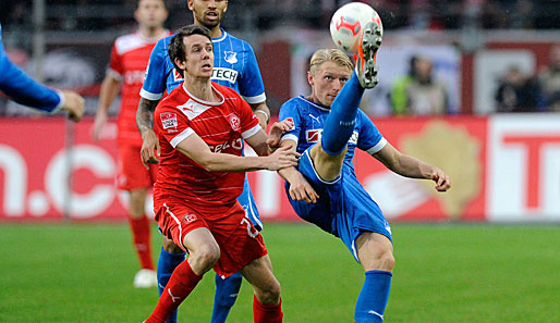 Beim 1:1 im Hinspiel traf Robbie Kruse (l.) für Düsseldorf - der Einsatz im Rückspiel ist gefährdet