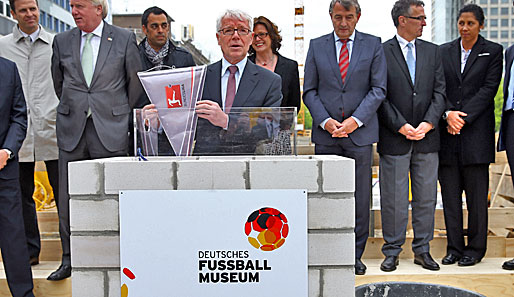 Dr. Reinhard Rauball (m.) bei der Grundsteinlegung für das Deutsche Fussball Museum