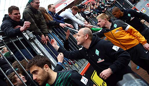 Nach dem Spiel in Leverkusen demonstrierten die Fans und die Mannschaft den Schulterschluss