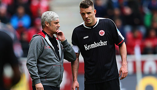 Armin Veh verlängerte seinen Vertrag bei Eintracht Frankfurt um ein weiteres Jahr