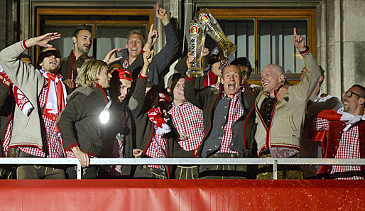 Der FC Bayern feiert auf dem Rathaus-Balkon die 23. Meisterschaft