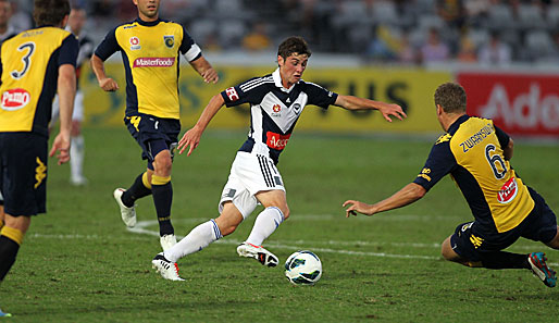 Der 21-Jährige Marco Rojas (M.) wechselt von Melbourne Victory zum VfB