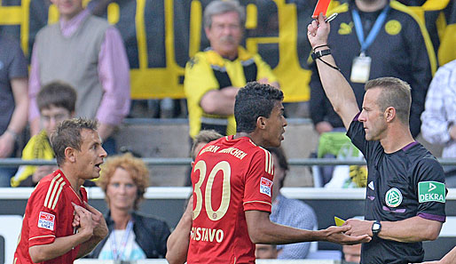 Peter Gagelmann stellt Rafinha im Bundesliga-Spiel gegen Borussia Dortmund vom Feld