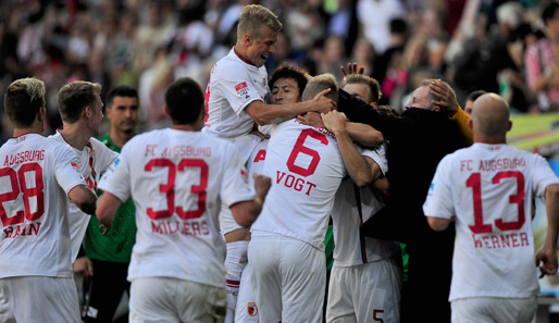 Der FC Augsburg rettet sich durch einen 3:1-Heimsieg gegen Greuther Fürth auf Rang 15 - direkter Klassenerhalt!