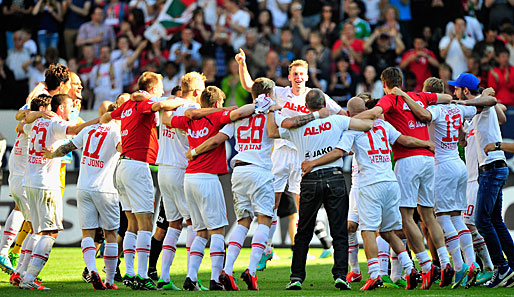 Augsburg feiert! Dank der tollen Rückrunde spielt der FCA 2013/14 weiter in der Bundesliga