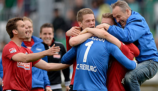 Freiburg-Trainer Christian Streich (r.) jubelt ausgelassen mit seinen Spielern