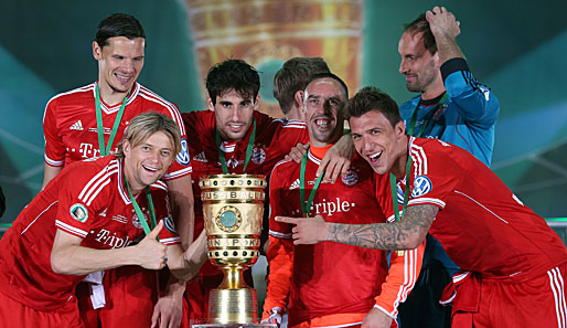 Der letzte von insgesamt vier Pokalen: Javi Martinez ist ob des großen Erfolgs der Bayern überrascht