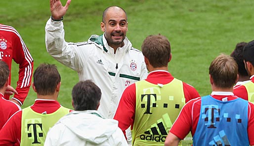 Pep Guradiola steht mit seinen Bayern vor der Premier auf der Trainerbank