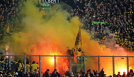 Die Dortmunder Fans hatten zuletzt im Derby auf Schalke bengalische Feuer gezündet