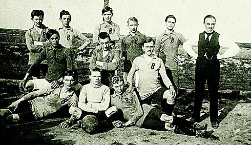 BVB-Gründer Franz Jacobi (ganz rechts) und der "Ball Spiel Verein Borussia"