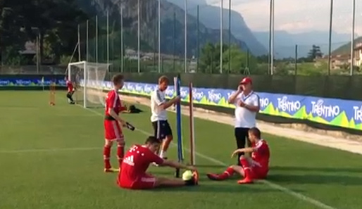 Mario Gomez (v.l.) trainierte während des Testspiels der Bayern auf dem Nebenplatz