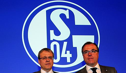 Peter Peters (l.) hat ein positives Fazit über das erste Börsenjahr von Schalke 04 gezogen