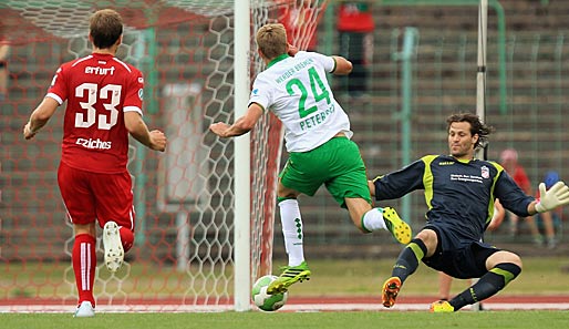 Nils Petersen (M.) erzielte gegen Erfurt einen Doppelpack für Werder Bremen