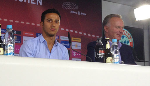 Thiago Alcantara und Bayern-Boss Rummenigge bei der Vorstellung in München