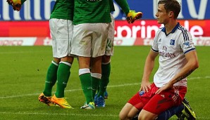 Marcell Jansen (r.) am Boden - während Bremens Spieler das 0:1 feiern