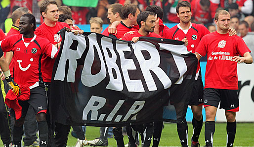 Aus Respekt vor dem verstorbenem Robert Enke verschiebt die DFL den Spielplan