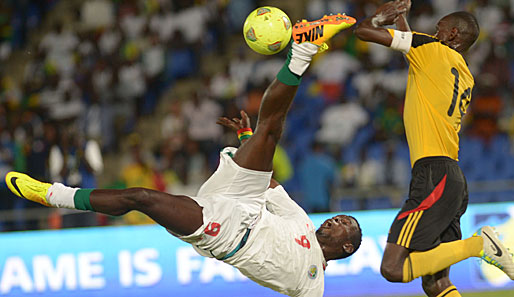 Mame Diouf (l.) verletzte sich beim WM-Qualifikationsspiel zwischen Senegal und Uganda am Knöchel