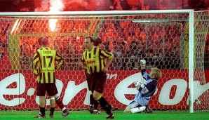 April 2001: Oliver Kahn feiert ein dramatisches 1:1 des FC Bayern in Dortmund