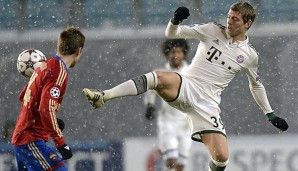Toni Kroos (r.) ist bei Pep Guardiola in der Startelf des FC Bayern gesetzt