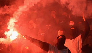 Szenen aus dem Derby Hannover-Braunschweig: Am Samstag wurde ein 96-Fan durch Pyrotechnik verletzt