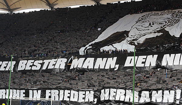 Die Fans des Hamburger SV gedachten Hermann Rieger vor dem Spiel gegen den BVB