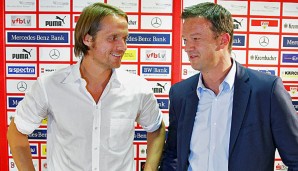 Damals noch heile Welt: Fredi Bobic (r.) im August bei Thomas Schneiders Antritts-PK als Chefcoach