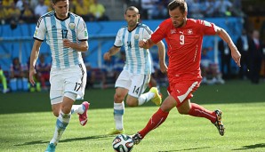 Haris Seferovic (r.) scheiterte mit der Schweiz im WM-Achtelfinale an Argentinien