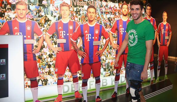 Javi Martinez bei seinem Besuch in der Erlebniswelt des FC Bayern