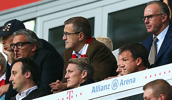 Beide derzeit Tribünengäste: Der verletze Bastian Schweinsteiger (M.) und FCB-Boss Rummenigge