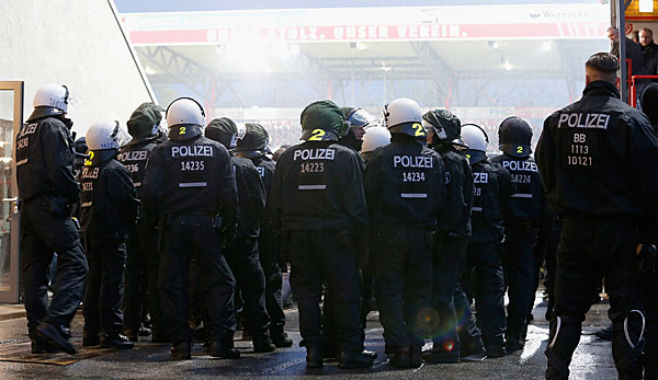 Ein Pilotprojekt soll die Anzahl der eingesetzten Polizisten in deutschen Stadien senken