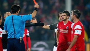 Wegen einer Notbremse sah Stefan Mitrovic die rote Karte
